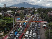 Puncak Bogor Dipadati Kendaraan Saat Libur Isra Miraj