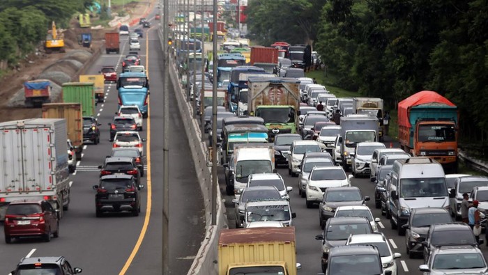 Kepadatan kendaraan menuju kawasan wisata Puncak, Ciawi, Kabupaten Bogor, Jawa Barat, Jumat (16/1/2026). Menurut Satlantas Polres Bogor terhitung sejak pukul 05.00 WIB-07.000 WIB sebanyak 3.300 kendaraan masuk kawasan Puncak pada libur Isra Miraj, da