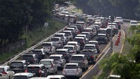 Lonjakan volume kendaraan terjadi seiring libur nasional Isra Miraj Nabi Muhammad SAW. ANTARA FOTO/Yulius Satria Wijaya