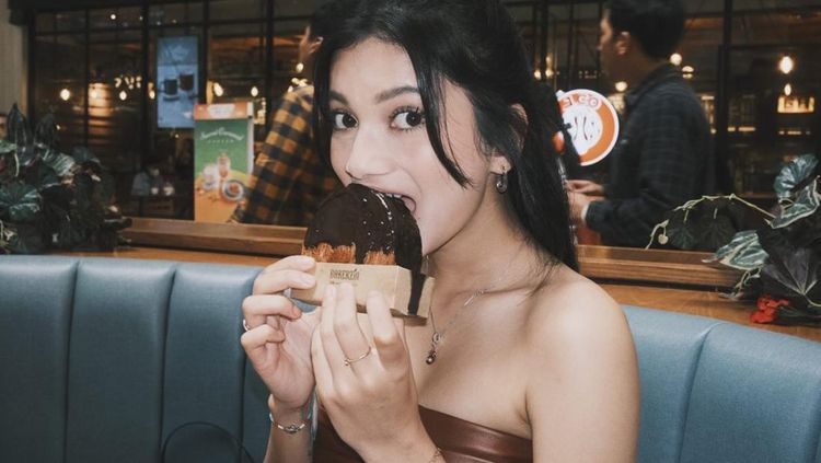 Manisnya Gaya Ratu Sofya saat Cicip Cromboloni hingga Tiramisu