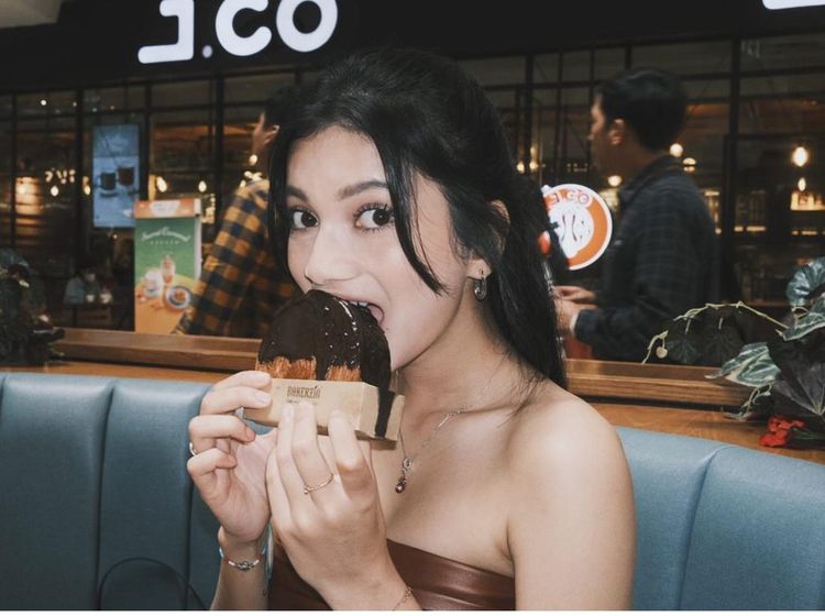 Manisnya Gaya Ratu Sofya saat Cicip Cromboloni hingga Tiramisu