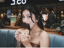 Manisnya Gaya Ratu Sofya saat Cicip Cromboloni hingga Tiramisu