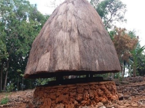 Rumah Adat Lopo. (Dok. Asti Yunita Benu, Agnes Deana Rafael/ STKIP Citra Bina Nusantara Kupang)