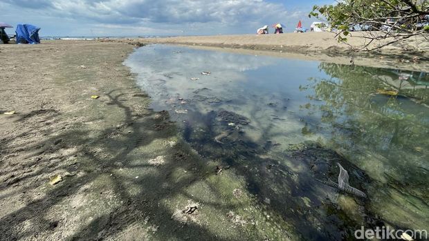 Saluran IPAL di Pantai Pangandaran yang menimbulkan bau tak sedap. Saluran IPAL di Pantai Pangandaran yang menimbulkan bau tak sedap.