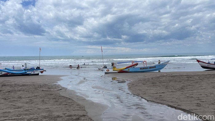 Saluran IPAL di Pantai Pangandaran yang menimbulkan bau tak sedap.