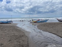 Wisatawan di Pantai Pangandaran Dihantui Bau Tak Sedap