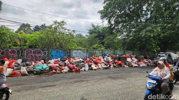Sampah dekat Pasar Cimanggis. (Adrial/detikcom)