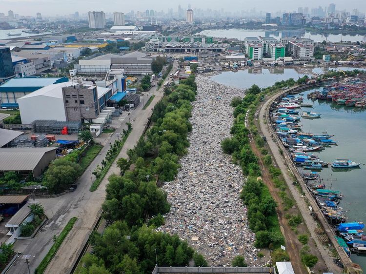 Sampah Menumpuk di Muara Baru, 120 Petugas Dikerahkan