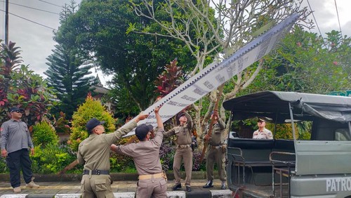 Satpol PP Badung tertibkan pamplet/baliho di kawasan Mengwi, Badung, beberapa waktu lalu. (Agus Eka/detikBali)