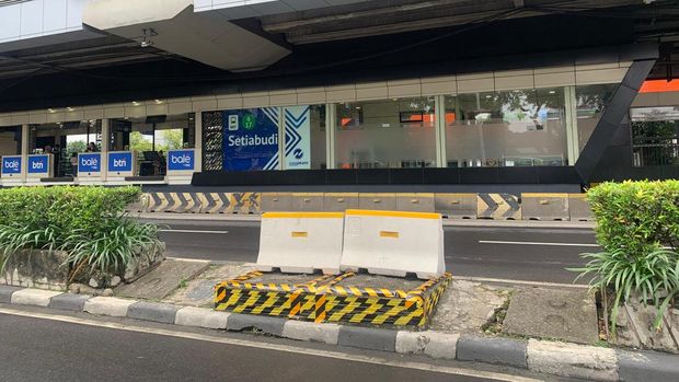 Sebanyak dua tiang monorel di Jalan Rasuna Said, Jakarta Selatan, sudah dibongkar.