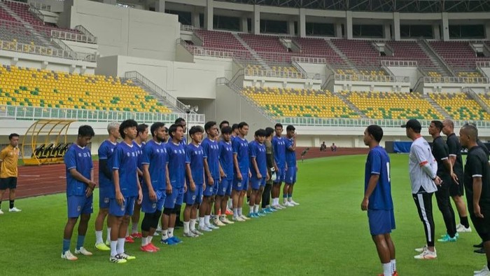 Skuad Sumsel United  dalam sesi latihan di Banten International Stadium.
