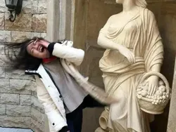 Kumpulan Foto Konyol Bareng Patung, Kamu Pasti Pernah