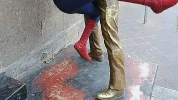 Aakkh! Lehernya dicekik. Foto: via StreetArtUtopia