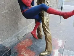 Kumpulan Foto Konyol Bareng Patung, Kamu Pasti Pernah