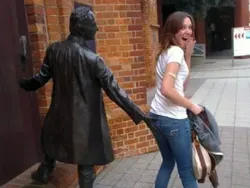 Kumpulan Foto Konyol Bareng Patung, Kamu Pasti Pernah