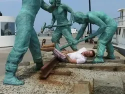 Kumpulan Foto Konyol Bareng Patung, Kamu Pasti Pernah