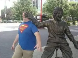 Kumpulan Foto Konyol Bareng Patung, Kamu Pasti Pernah