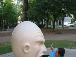 Kumpulan Foto Konyol Bareng Patung, Kamu Pasti Pernah