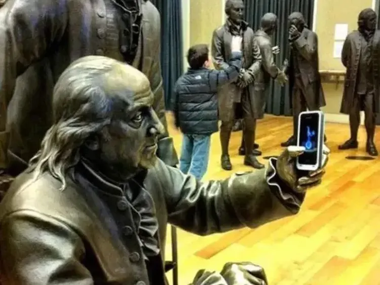 Kumpulan Foto Konyol Bareng Patung, Kamu Pasti Pernah