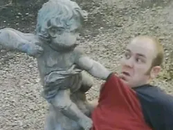 Kumpulan Foto Konyol Bareng Patung, Kamu Pasti Pernah