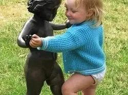 Kumpulan Foto Konyol Bareng Patung, Kamu Pasti Pernah