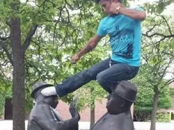 Kumpulan Foto Konyol Bareng Patung, Kamu Pasti Pernah