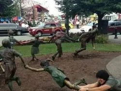 Kumpulan Foto Konyol Bareng Patung, Kamu Pasti Pernah