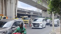 Warga Harap Dishub-Satpol PP Tertibkan Lalin dan Pak Ogah di Tol Rawa Buaya