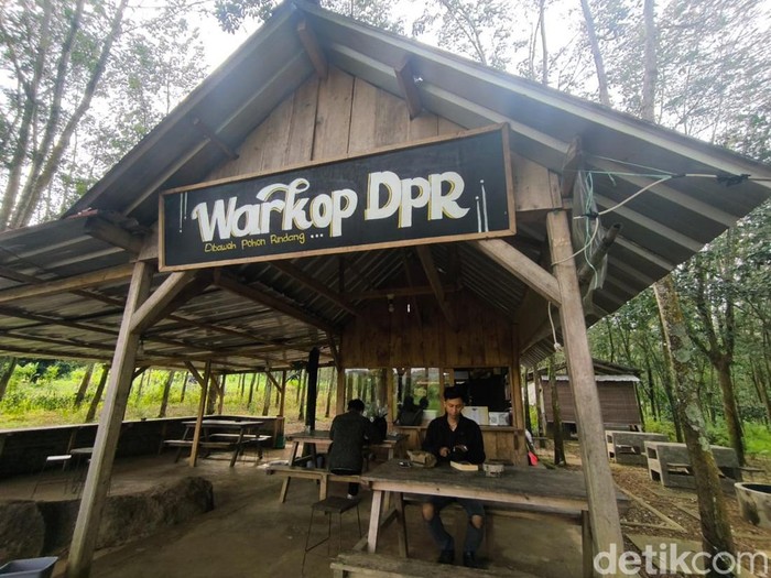 Suasana Warkop DPR Kuningan.
