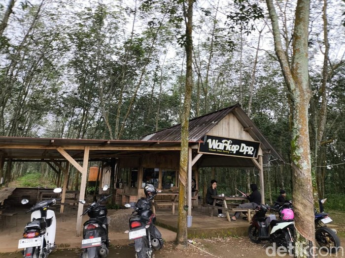 Suasana Warkop DPR Kuningan.