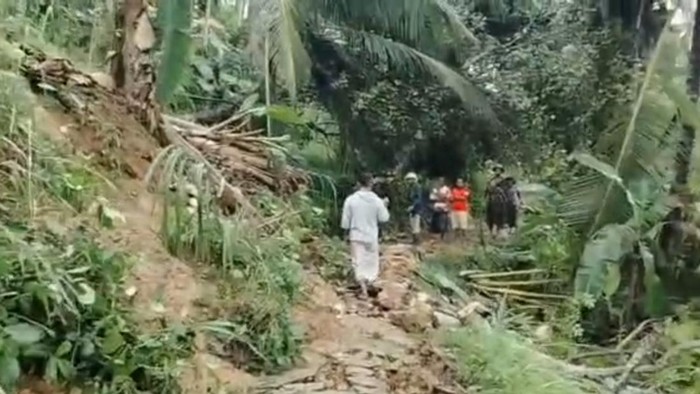 Tanah Longsor di Pamekasan, Jalan Kampung Rusak Parah