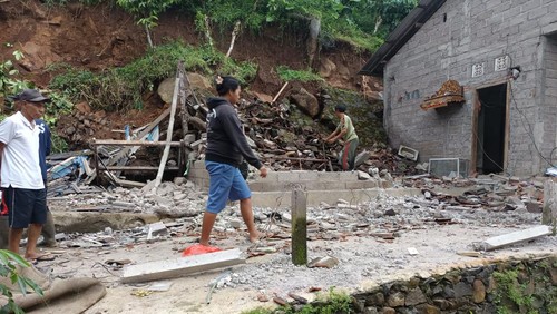 tanah longsor yang menimpa rumah warga Banjar Dinas Tegalasih, Desa Pucaksari, Buleleng, Jumat (16/1/2026). (BPBD Buleleng)