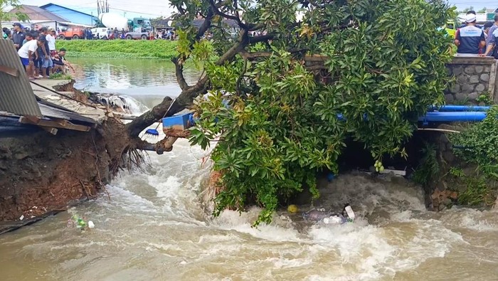 Tanggul irigasi Kalimalang di Desa Margakaya Jebol.