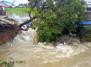Bupati Aep Desak BBWS Audit Infrastruktur Usai Tanggul Kalimalang Jebol