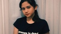 Tissa Biani di 2016 lagi senang pakai kaus band warna hitam. ( Foto: dok Instagram tissabiani)