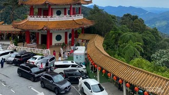 Menapaki Kuil Buddha di Atas Awan