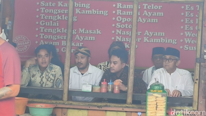 Wakil Presiden Gibran Rakabuming Raka saat makan siang bersama PB XIV Mangkubumi, PB XIV Purbaya, dan KGPA Tedjowulan, di rumah makan Sate Kambing Pak Joko, Kota Solo, Jumat (16/1/2026).