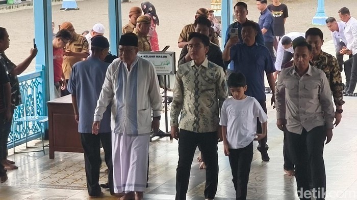 Wakil Presiden Gibran Rakabuming Raka, tiba di Masjid Agung, Kota Solo untuk melaksanakan salat Jumat, Jumat (16/1/2026).