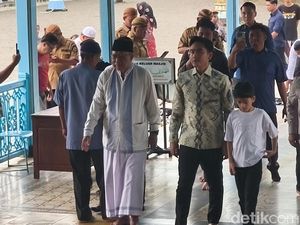 Wapres Gibran Salat Jumat Bareng Dua PB XIV di Masjid Agung Solo