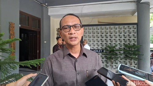 Wali Kota Mataram, Mohan Roliskana, saat diwawancarai di Mataram, Kamis (15/1/2026). (Nathea Citra/detikBali)