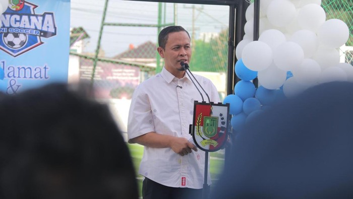 Wali Kota Pekanbaru Agung Nugroho meresmikan lapangan mini soccer Kencana. (Dok. Pemkot Pekanbaru)
