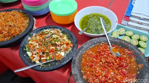 Warung Langganan Hotman Paris Ini Tawarkan Sambal dan Lalapan Sepuasnya!