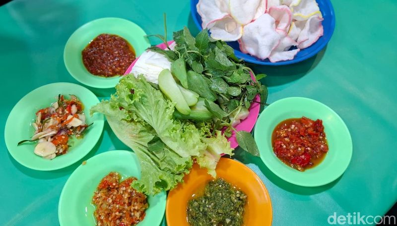 Sambal Bebas Ambil, Lalapan di WGP Ini Jadi Langganan Hotman Paris