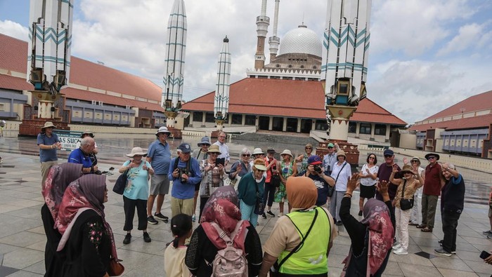 Wisatawan mancanegara berfoto dengan wisatawan domestik saat berkunjung di Masjid Agung Jawa Tengah (MAJT), Semarang, Jawa Tengah, Jumat (16/1/2026). Sebanyak 1.000 lebih wisatawan mancanegara dari kapal pesiar Ocean Regatta dan Ocean Sirena yang berlabuh di Pelabuhan Tanjung Emas tersebut mengunjungi sejumlah obyek wisata unggulan di Kota Semarang seperti MAJT, Sam Poo Kong, Cagar Budaya Nasional Kota Lama dan wisata kuliner untuk mengenal sejarah serta perkembangan budaya khas Indonesia. ANTARA FOTO/Makna Zaezar/bar