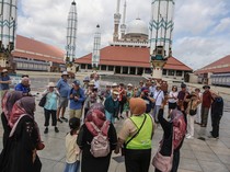 Wisatawan Kapal Pesiar Jelajahi Ikon Wisata Semarang