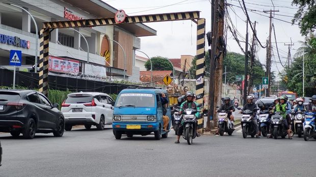 Aksi pengendara ramai-ramai lawan arus di Jalan Adhyaksa, Lebak Bulus, Jakarta Selatan. Warga mengeluhkan aksi tersebut bikin macet dan rawan kecelakaan lalu lintas.