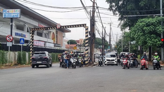 Ramai Pengendara Lawan Arah di Lebak Bulus, Bikin Macet-Rawan Kecelakaan