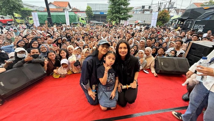 Suasana nobar film Alas Roban.