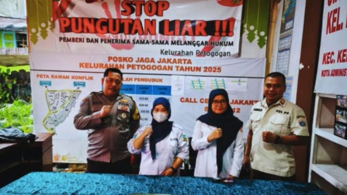 Siaga Banjir, Polres Jaksel Sinergi Kelurahan-Warga di Posko Petogogan