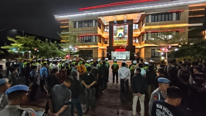 Apel dan patroli siaga selama libur Isra Miraj di Polresta Sidoarjo.